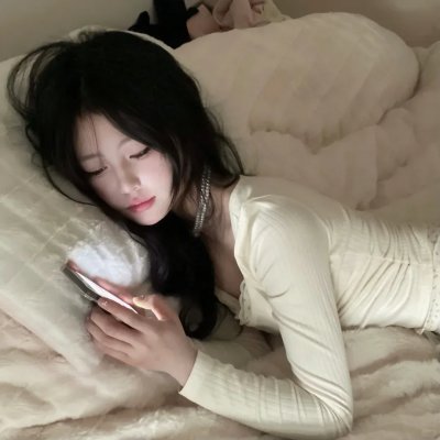 与一位女士合影
